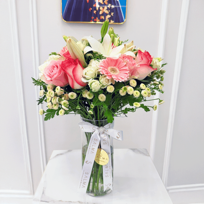 Calm flower vase with roses and gerbera in soft tones