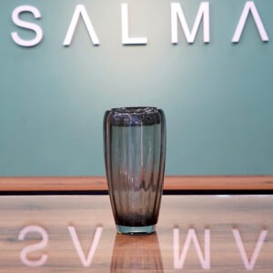 Classic cylinder glass vase for luxury flower bouquets in Amman.