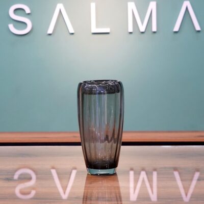 Classic cylinder glass vase for luxury flower bouquets in Amman.