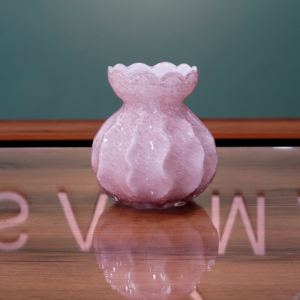 Minimalist clear glass vase for luxury flower bouquets in Amman.